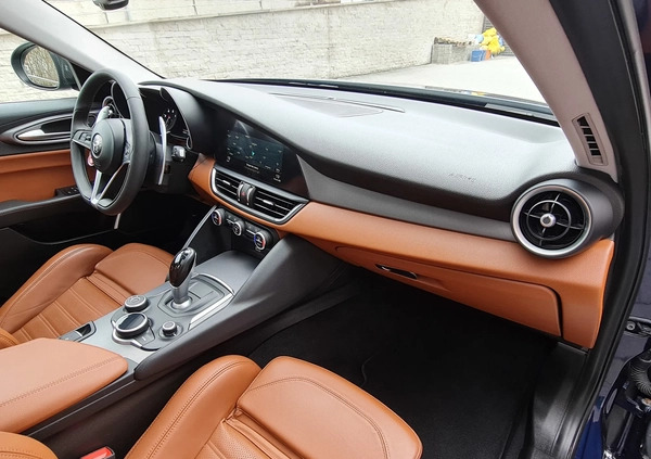 Alfa Romeo Giulia cena 145190 przebieg: 122000, rok produkcji 2017 z Warszawa małe 407